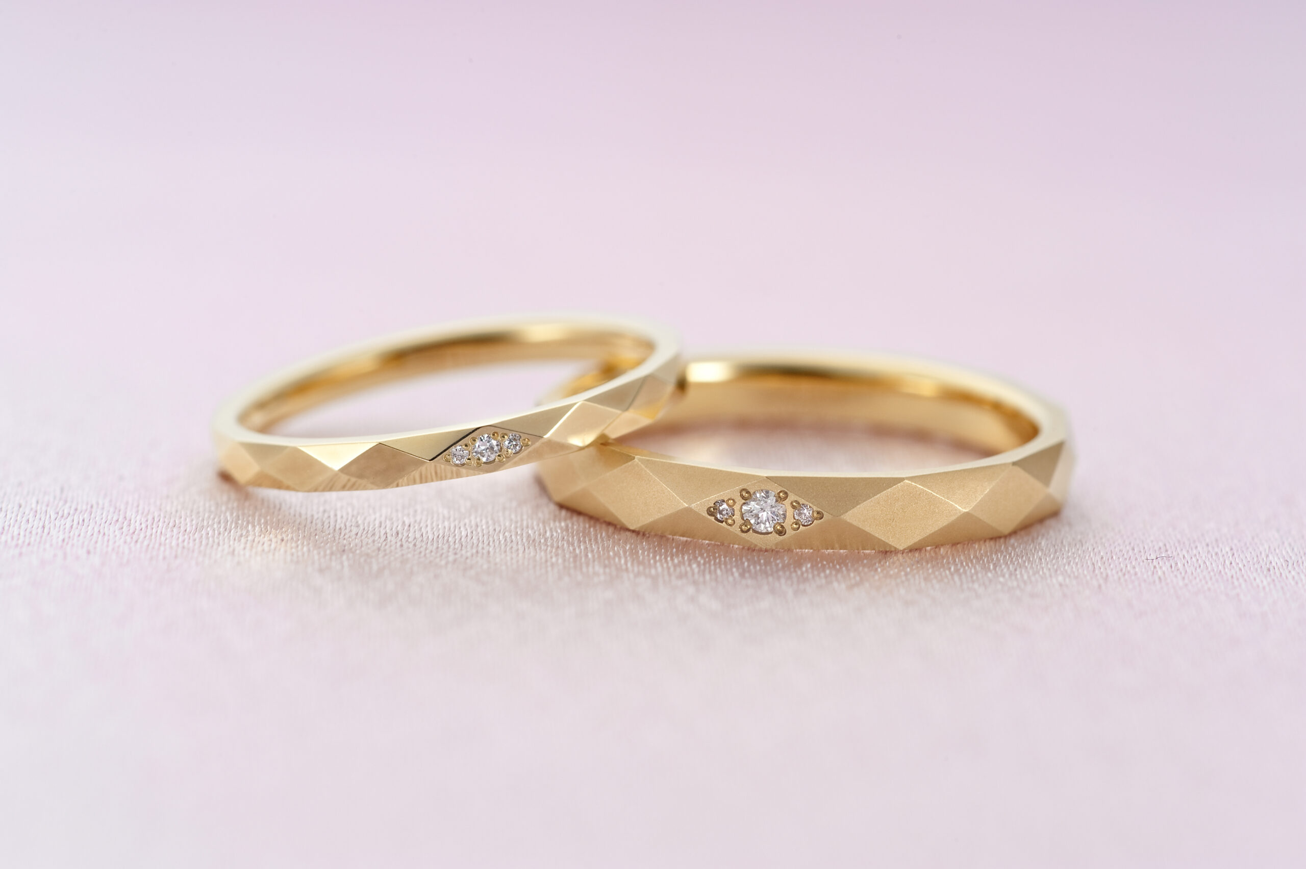 ネックレスにおすすめラブボンドの結婚指輪　イビザのイエローゴールド